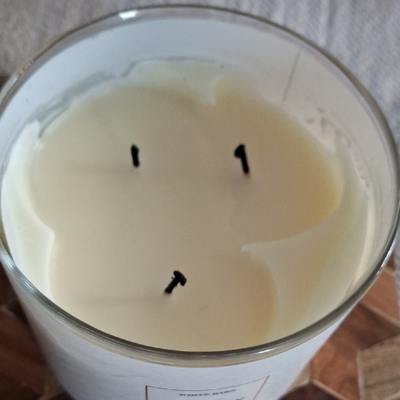 White Barn Laundry Day Candle - Cream and Silver - Picture 3 of 4